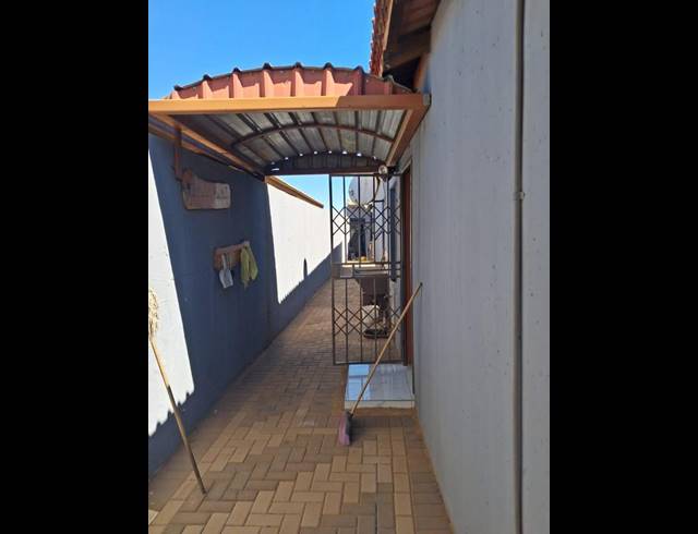 5 BEDROOM HOUSE FOR SALE IN PROTEA GLEN EXT